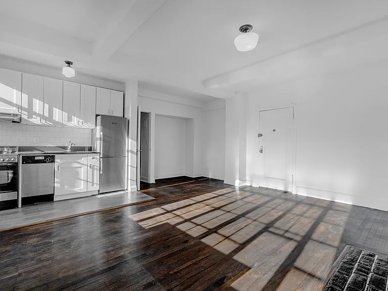 433 W 21st St #7B — Photo 7