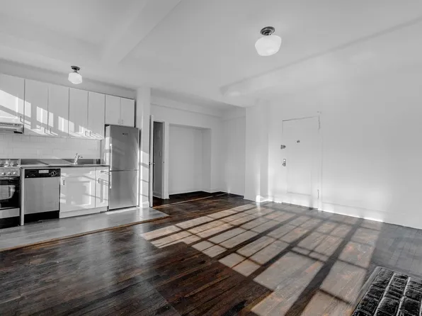 433 West 21st Street image 3 of 19