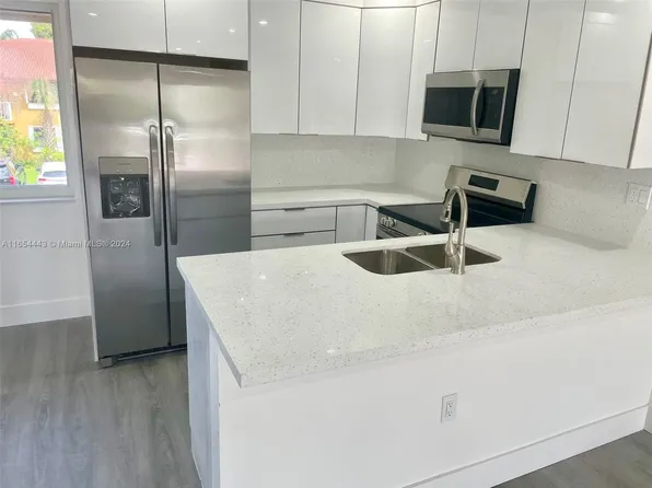 15695 SW 82nd Circle Ln APT 16, Miami, FL 33193