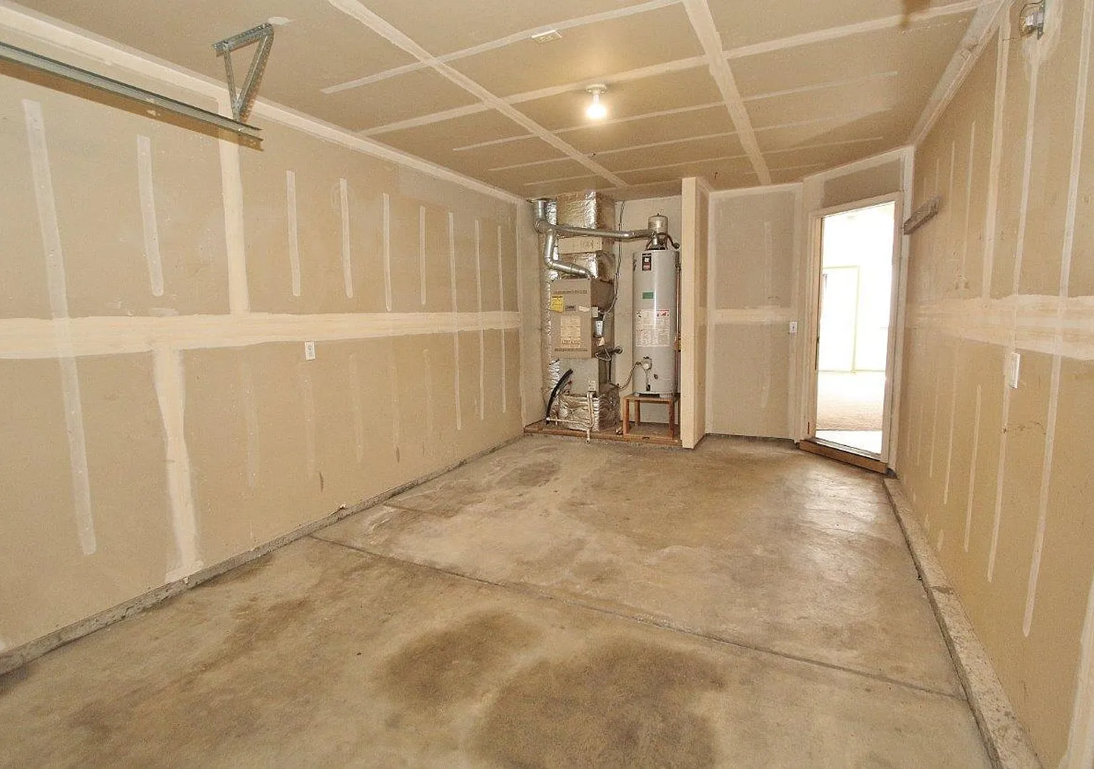 Clean Townhouse w/Garage & No HOA — Photo 1