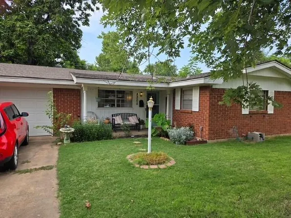 8205 NW 37th St, Bethany, OK 73008