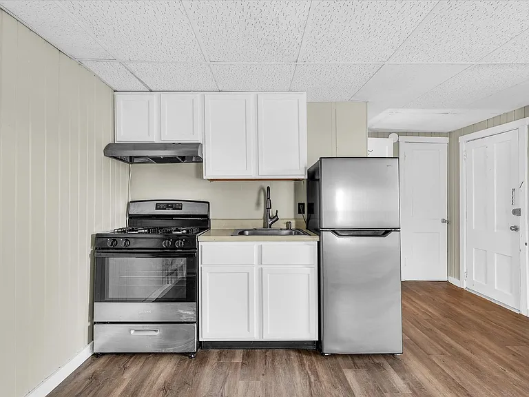 410 E Grove St — Photo 17