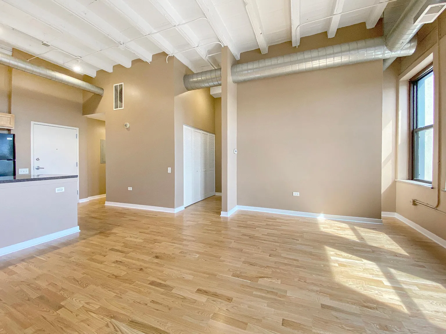 2 bed, 1200 sqft, $2,400 — Photo 2