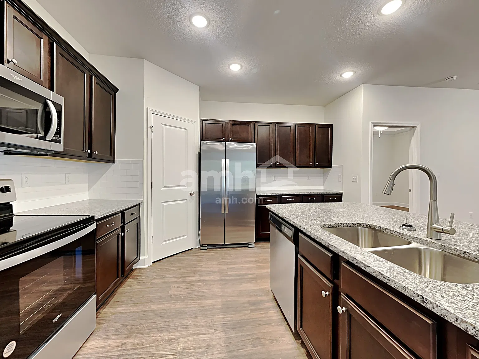 5 bed, 3.0 bath, 2215 sqft, $2,465 — Photo 3