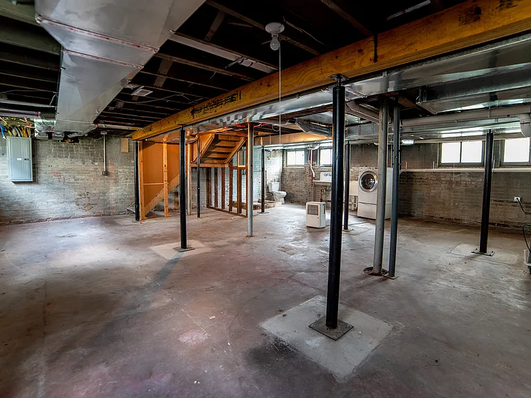 815 W 4th St — Photo 33