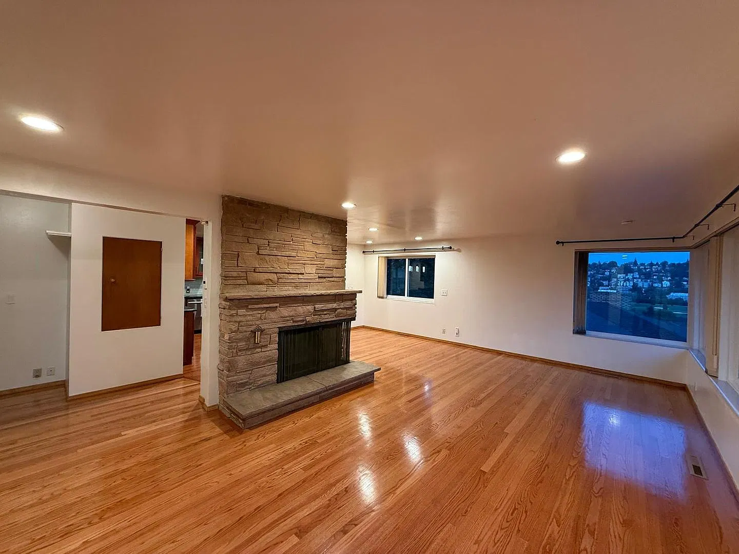 Beautiful 3-Bedroom Home in Prime Magnolia Location with Mt. Rainier Views! — Photo 2