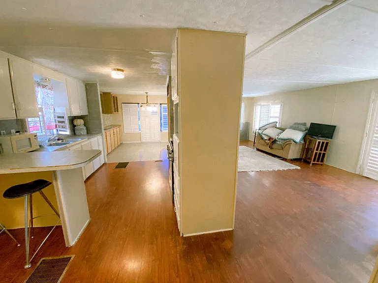 719 S Lyon Ave — Photo 10