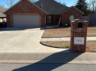 962 Fox Run Ln, Blanchard, OK 73010
