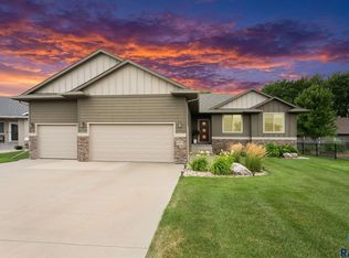 8005 S Brande Acres Cir, Sioux Falls, SD 57108