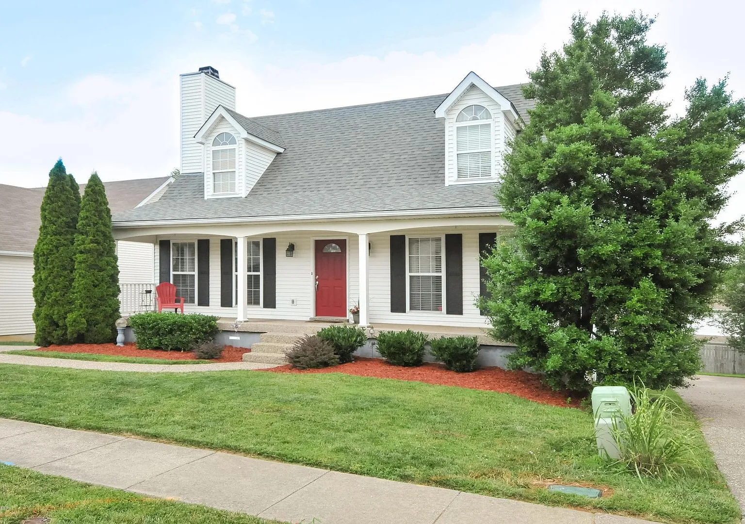1.5 story, 3 bedroom Silver Creek home with walk-out basement and 2-car garage — Photo 4