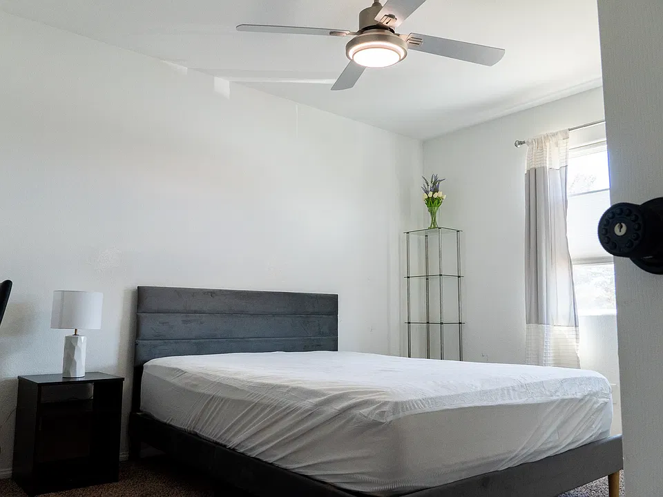 866 W Lake Mead Blvd