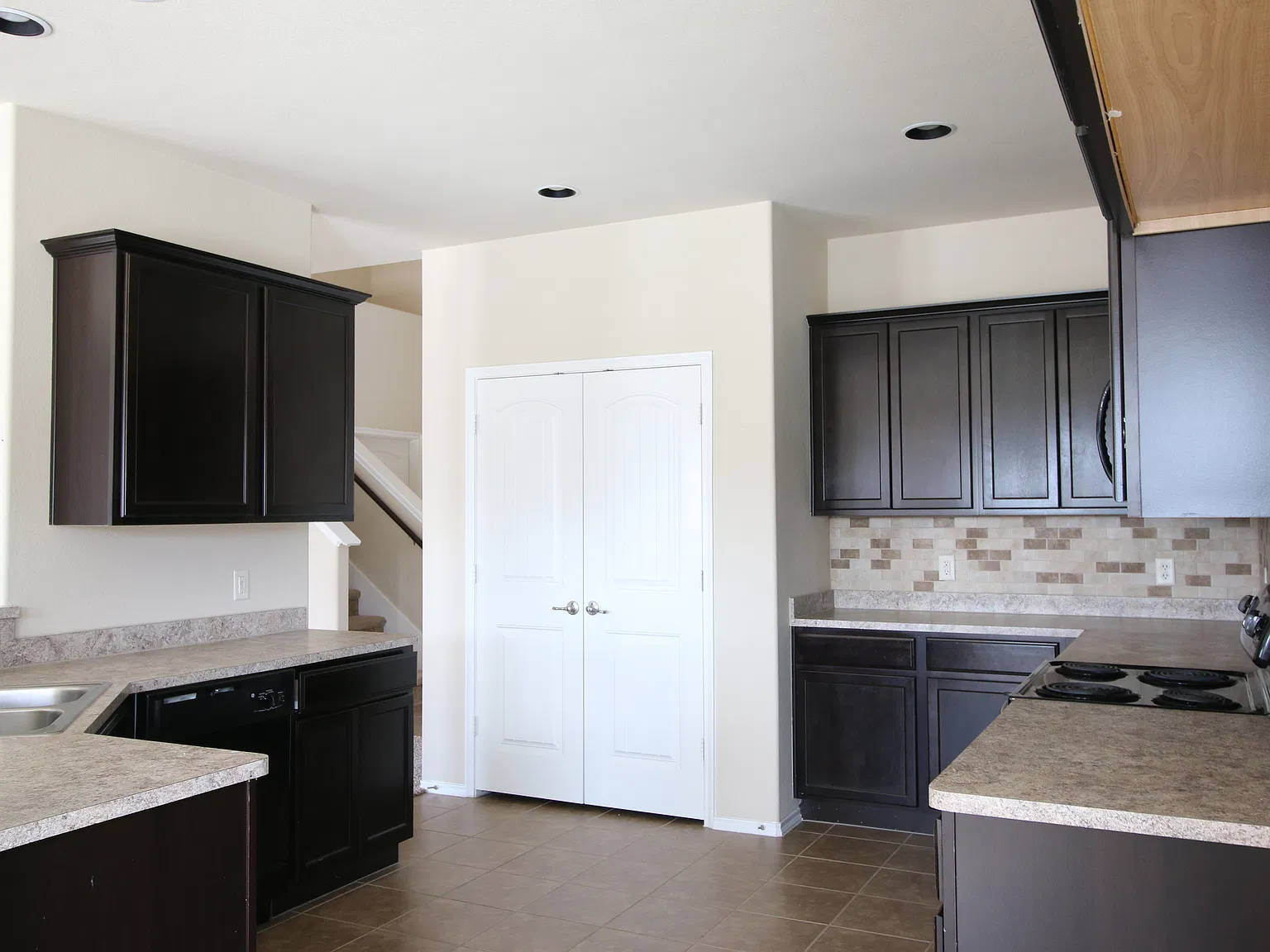 4 bed, 2.5 bath, 2748 sqft, $2,150 — Photo 4