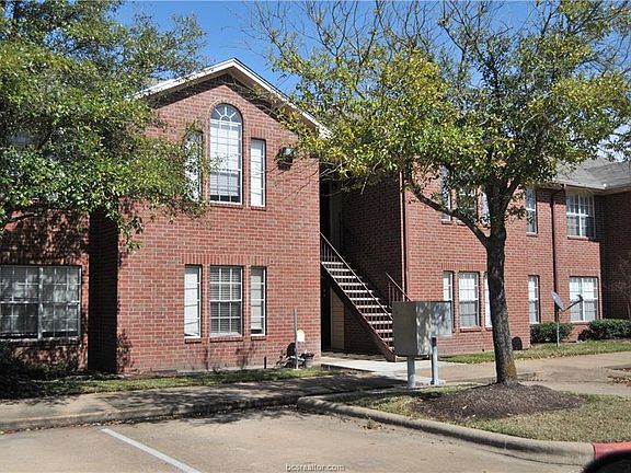 2nd image of 701 Balcones Dr APT 65