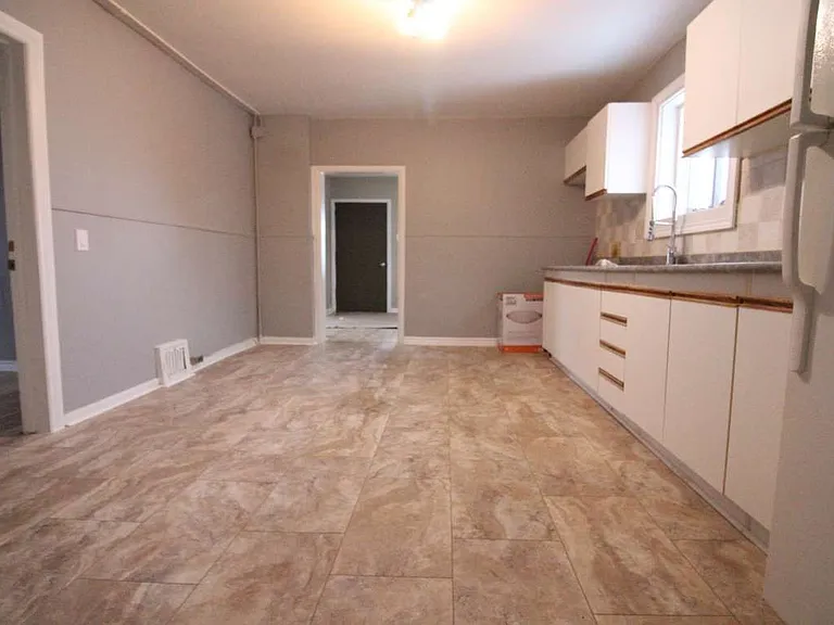 39 Empress Ave N #1 — Photo 3