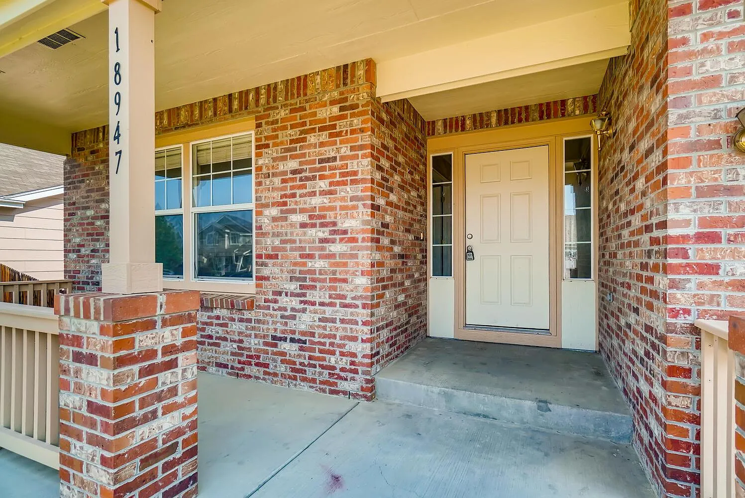 5 bed, 3.5 bath, 2624 sqft, $3,200 — Photo 2