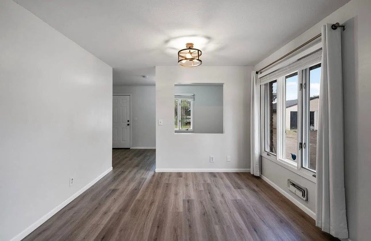 Renovated Spacious 4BR Side-By-Side Duplex Unit With 2 Car Garage, Lots of Light, Near Long Lake ... — Photo 3