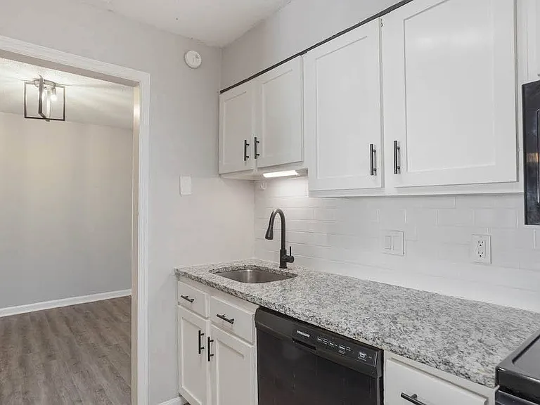 The Onyx Hoover Apartments — Photo 42