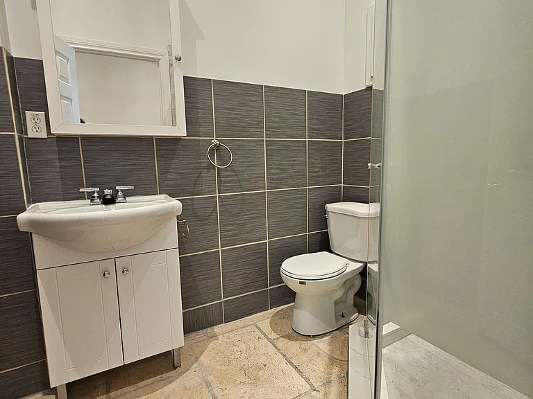 550 Yonge St #2F — Photo 19
