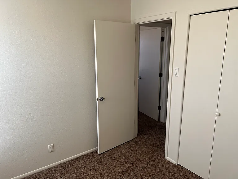 2 Bedroom Town Apartment with Washer / Dryer in Unit & Private Yard — Photo 13