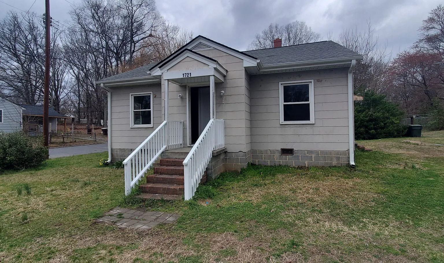 3 Bedroom 1 Bathroom House — Photo 1