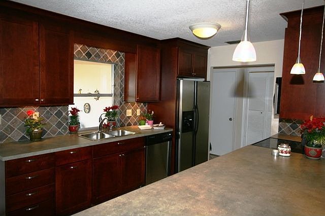 2nd image of 4142 Robert St
