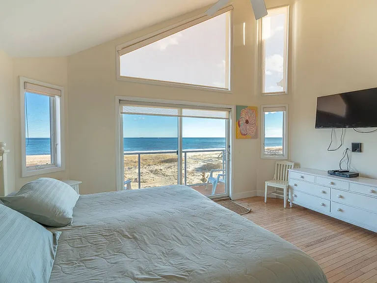819 Dune Rd — Photo 10