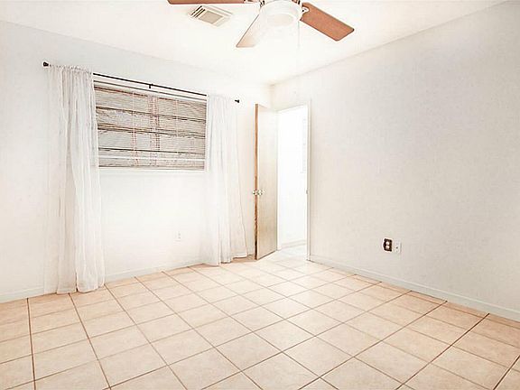 3rd image of 1124 Ellen Dr