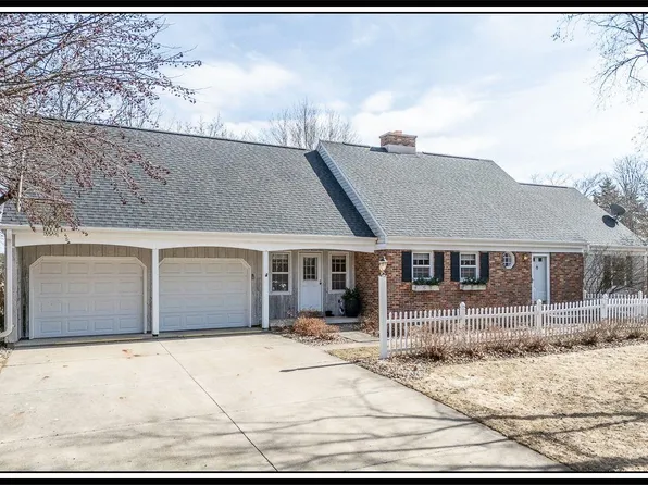 W8939 Steinacker Heights Dr, Hortonville, WI 54944