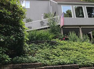 35 Bankside Dr N, Centerport, NY 11721