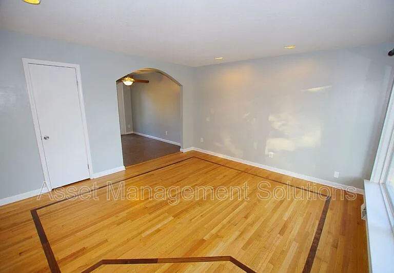 723 Riderwood Dr — Photo 2