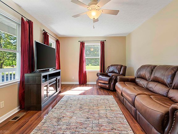 3rd image of 1228 Thomas Ln