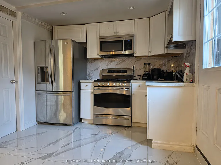 66 Overlord Cres #LOWER — Photo 9