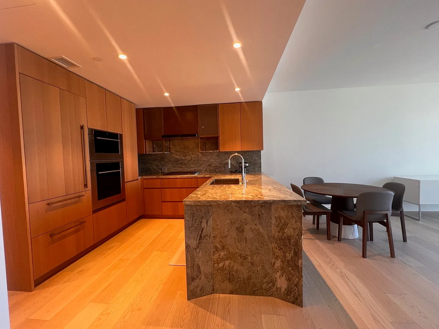 1 bed, 752 sqft, $5,400 — Photo 2