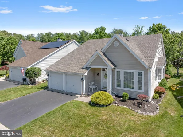 4 Forest Lake Ct, Barnegat, NJ 08005