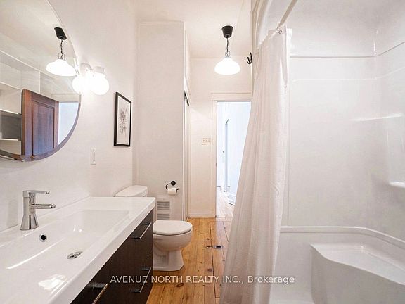 4th image of 208 Clarence St #1