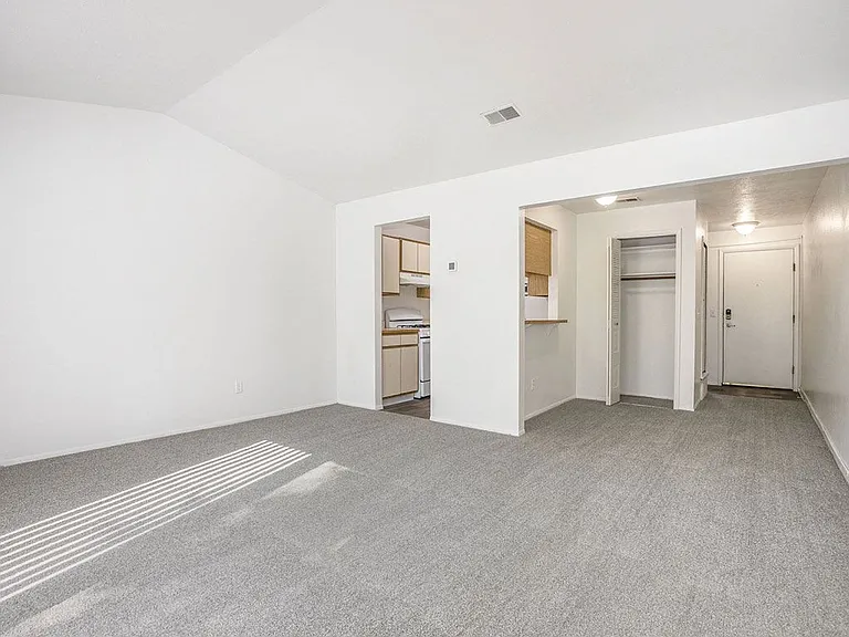 Hampton Lakes Apartments — Photo 16