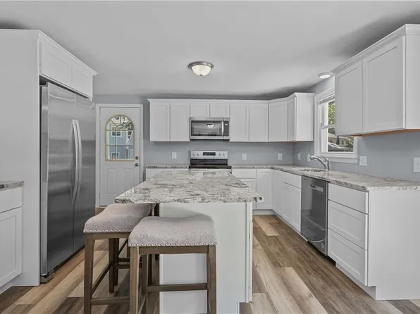 33 Linwood Dr, Coventry, RI 02816