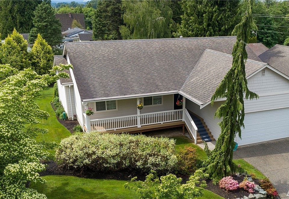 Welcome to this well maintained three bedroom, 1.75 bath home in the lovely community of Mount Vernon.