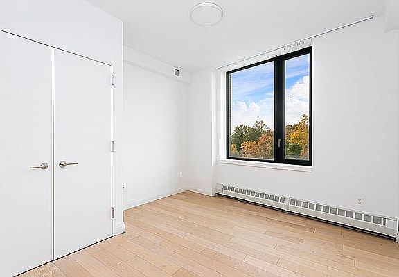 5th image of 3128 Henry Hudson Pkwy E #601