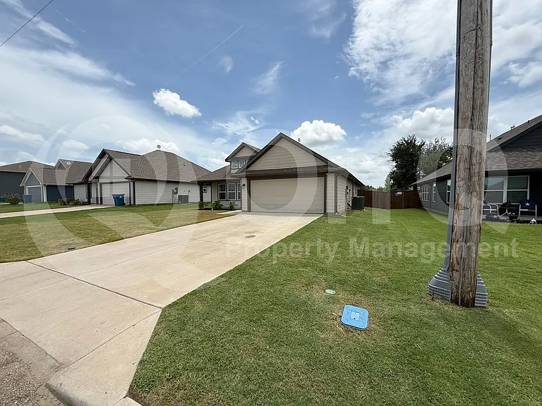 305 Sunnyside Dr — Photo 6