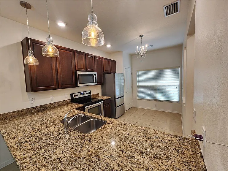 1112 Hillhurst Dr — Photo 5