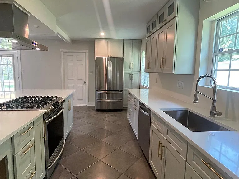 4011 Ebbtide Dr — Photo 2