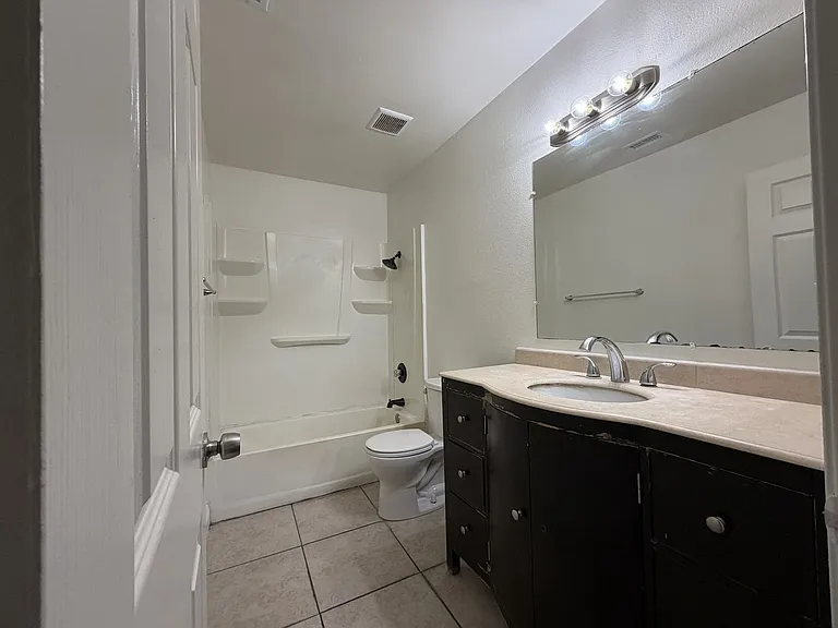 560 S Quince Ave — Photo 14