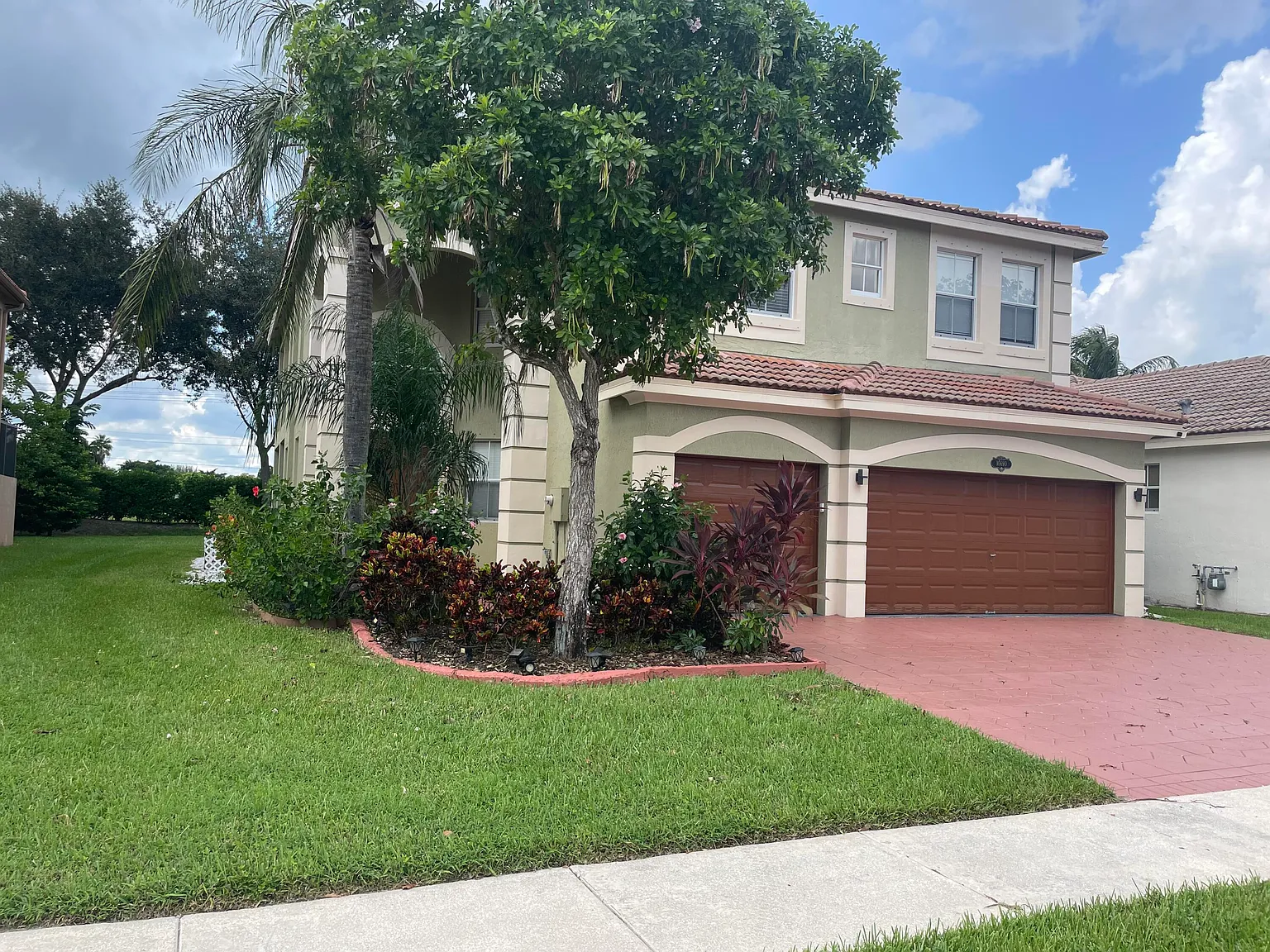 5 bed, 3.0 bath, 3065 sqft, $5,995 — Photo 2