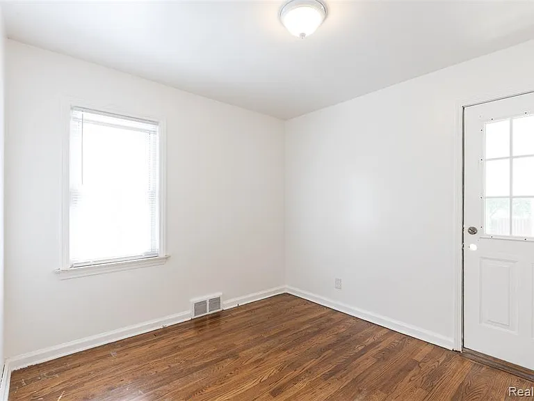 613 Riverbank St — Photo 13