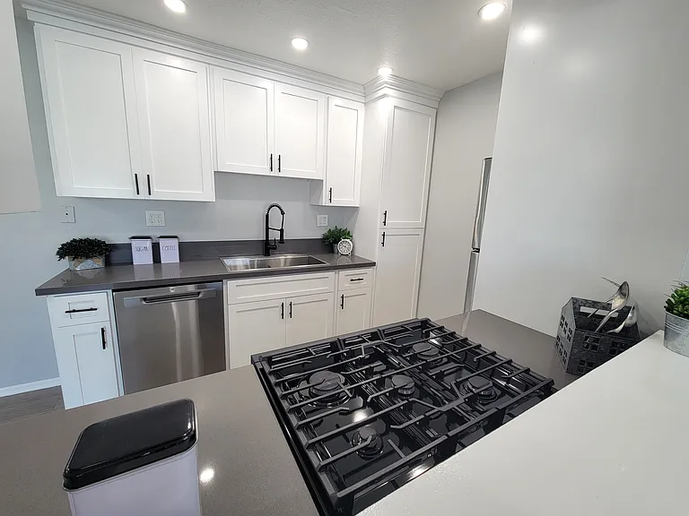 Marquis Apartments — Photo 32