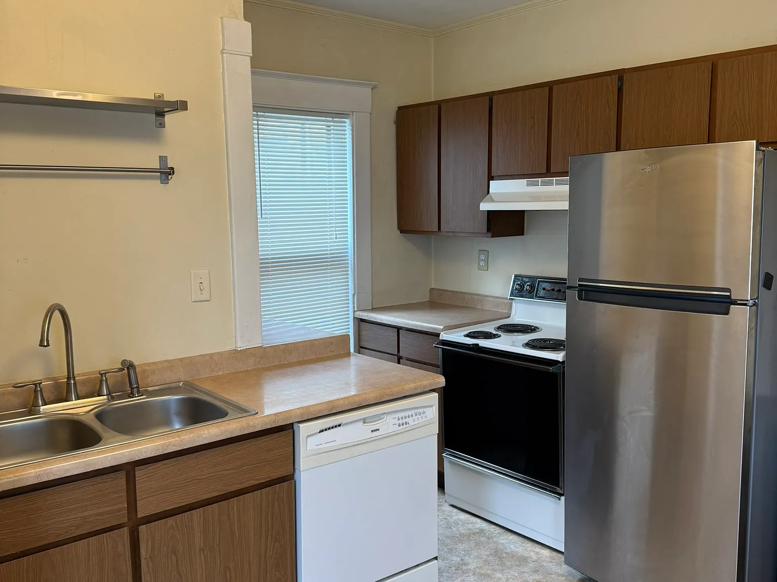 4 bed, 100 sqft, $3,085 — Photo 2