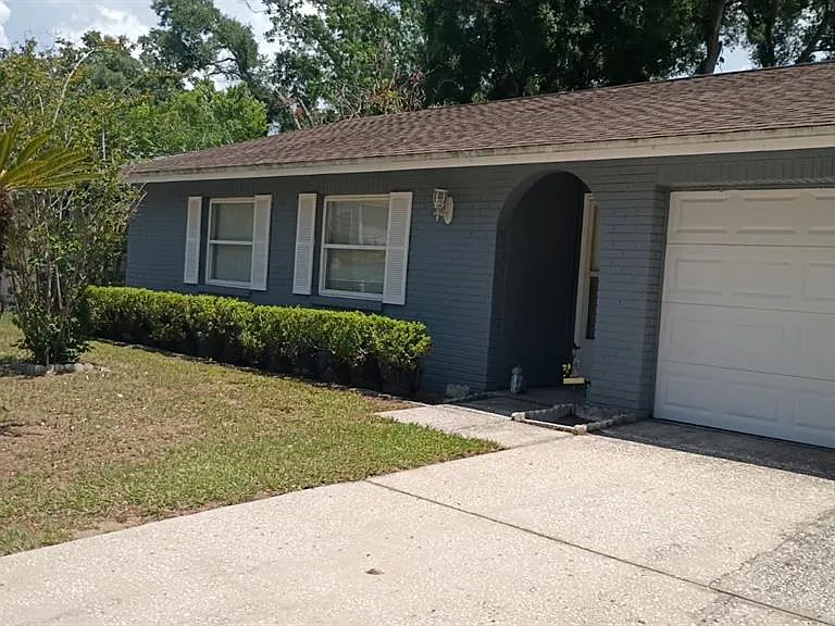 721 Regent Cir S — Photo 2