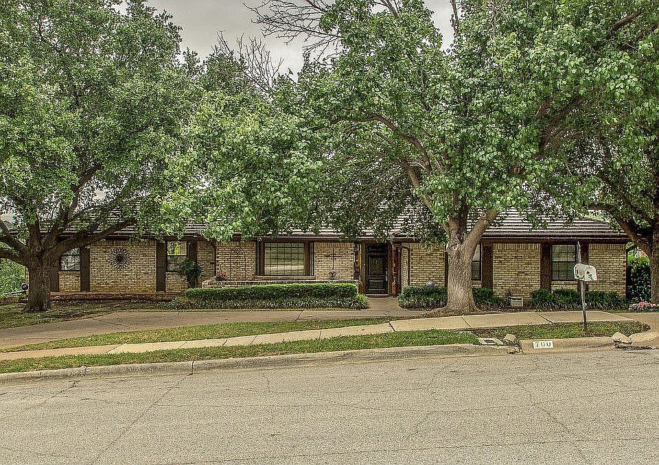 1st image of 700 La Vida Ct