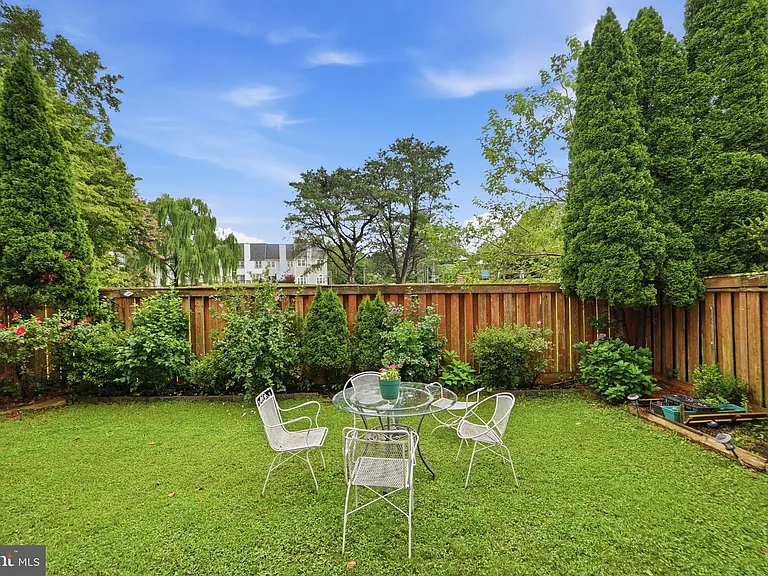 8715 Delcris Dr — Photo 38